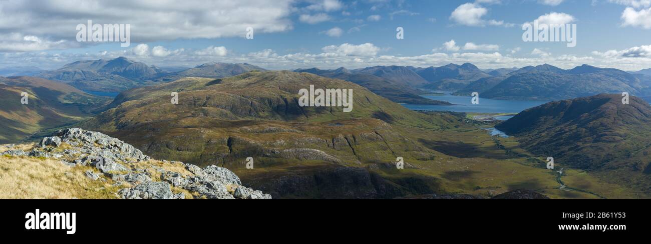 Glen Scaddle y Glen Gour de Beinn na h-Uamha con Ben Nevis, los Mamores y las montañas de Glencoe en la distancia, Ardgour, Escocia Foto de stock