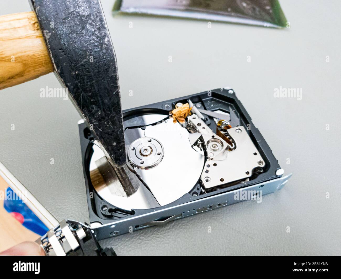 Destruir el disco duro del ordenador con un martillo Fotografía de stock -  Alamy