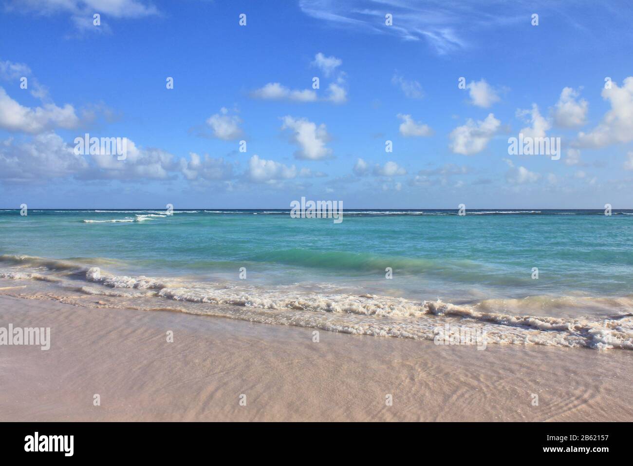 Playa del Caribe en la isla de Barbados Foto de stock