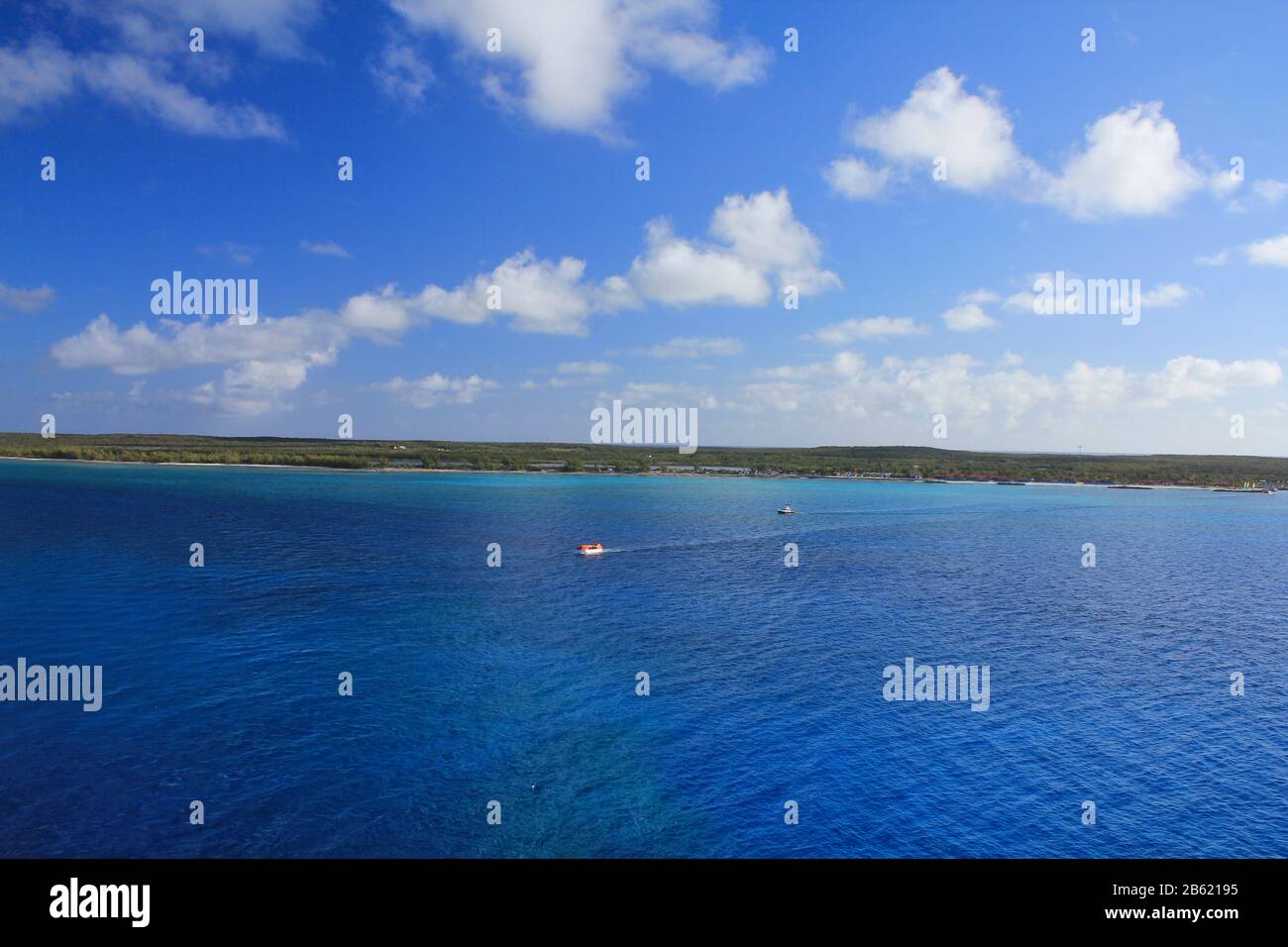 Vista desde el mar en la isla Eleuthera, Bahamas Foto de stock