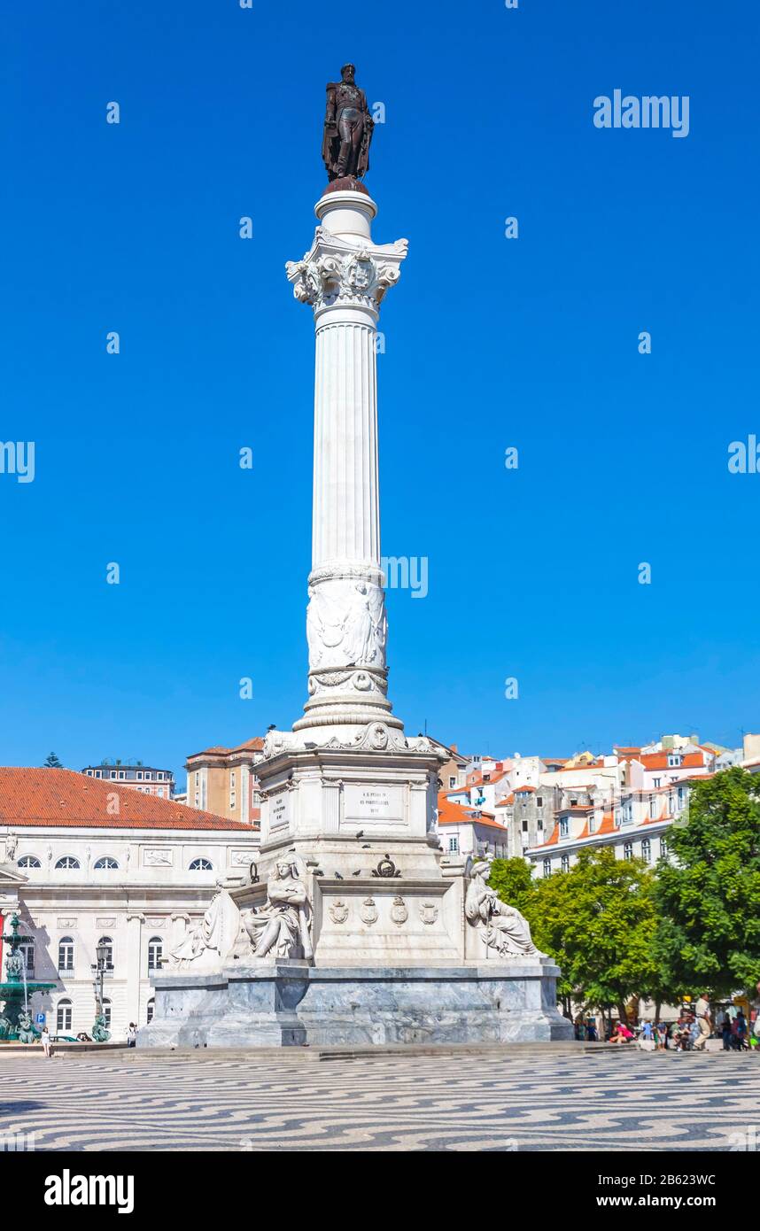 Monumento de 75 pies con una estatua de mármol de Pedro IV en la plaza Rossio (Plaza Pedro IV) en el centro de la ciudad de Lisboa, Portugal Foto de stock