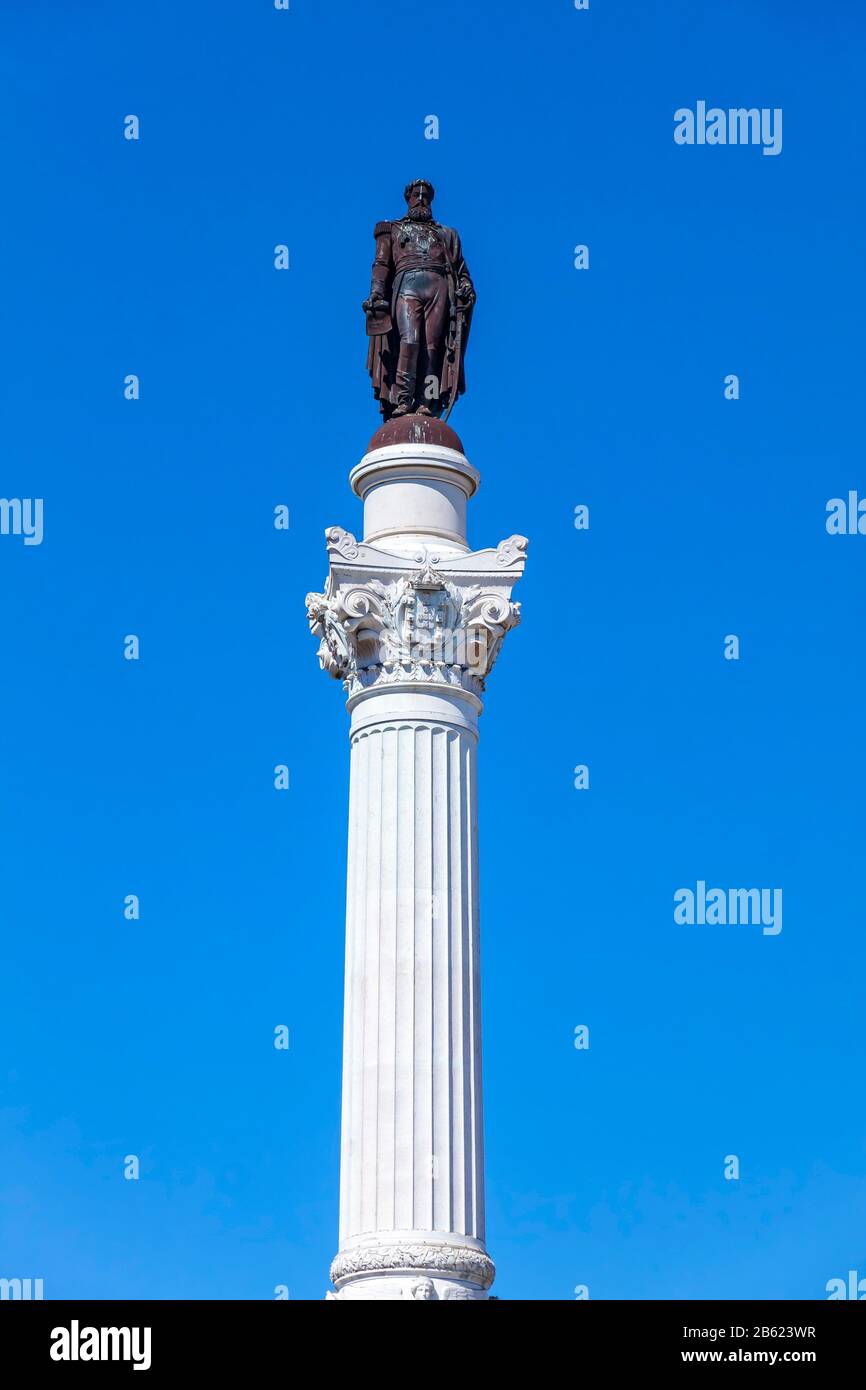 Monumento de 75 pies con una estatua de mármol de Pedro IV en la plaza Rossio (Plaza Pedro IV) en el centro de la ciudad de Lisboa, Portugal Foto de stock