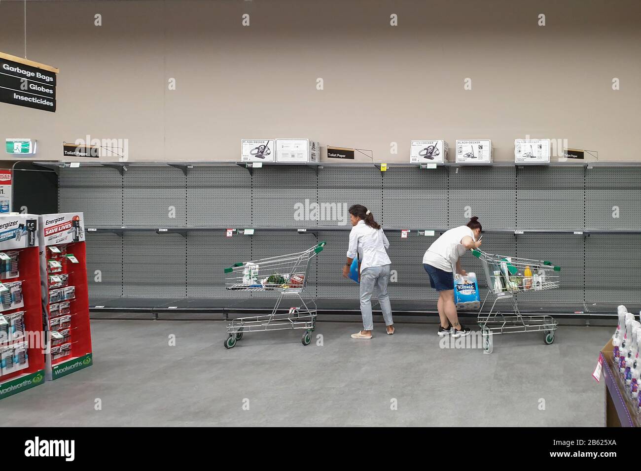 Woolworths supermercado vaciar las estanterías de papel higiénico en medio de los temores coronavirus y la compra de pánico Foto de stock