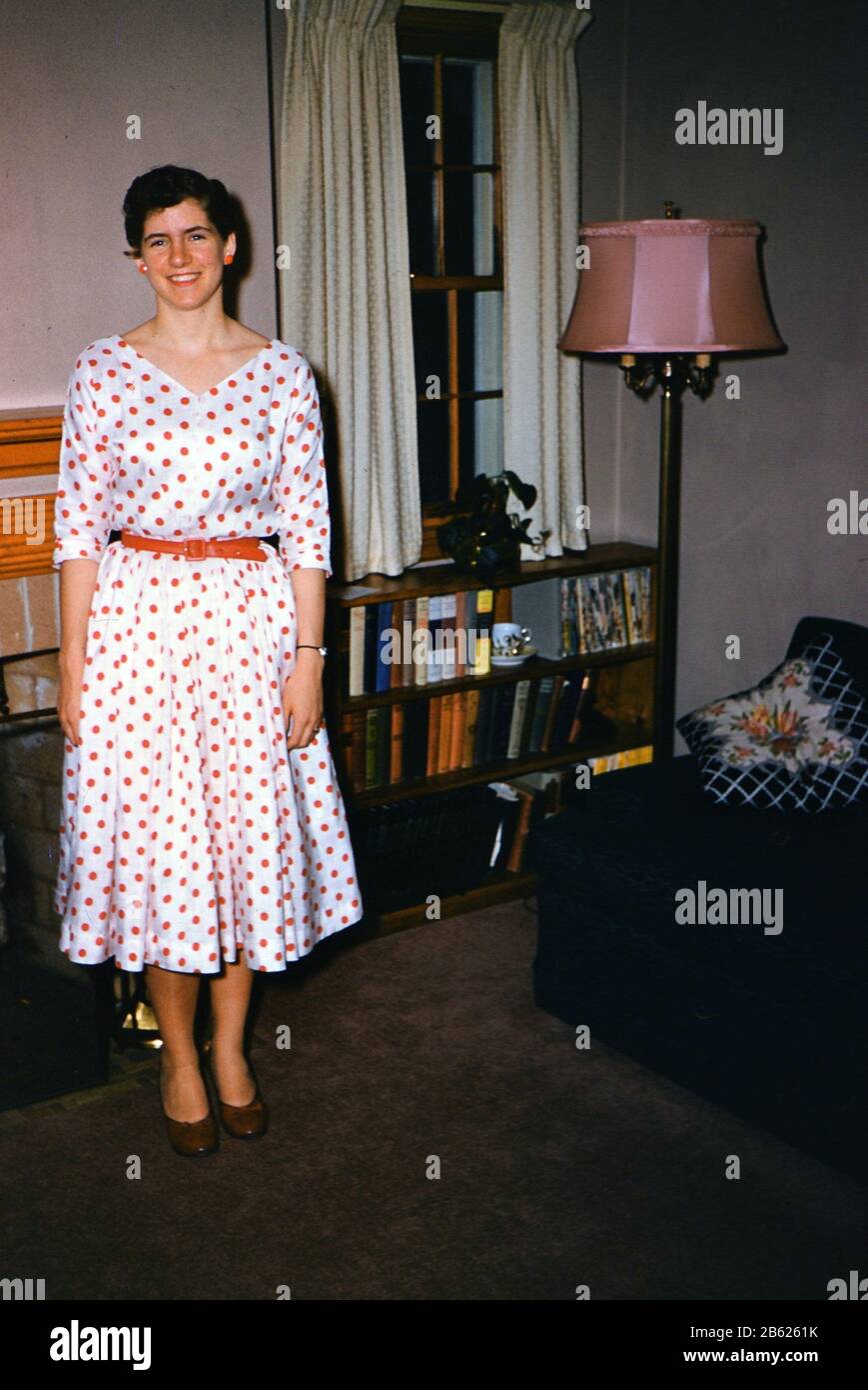 Mujer joven con un rojo y blanco vestido ca. Fotografía de -