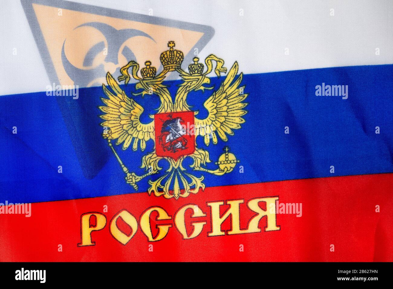 Signo internacional de peligro biológico en el fondo de la bandera de la Federación de Rusia Foto de stock