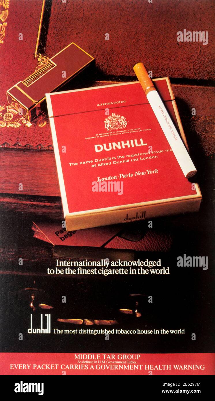 Un anuncio de los años 70 para los cigarrillos Dunhill. Con la advertencia de salud del gobierno. Foto de stock