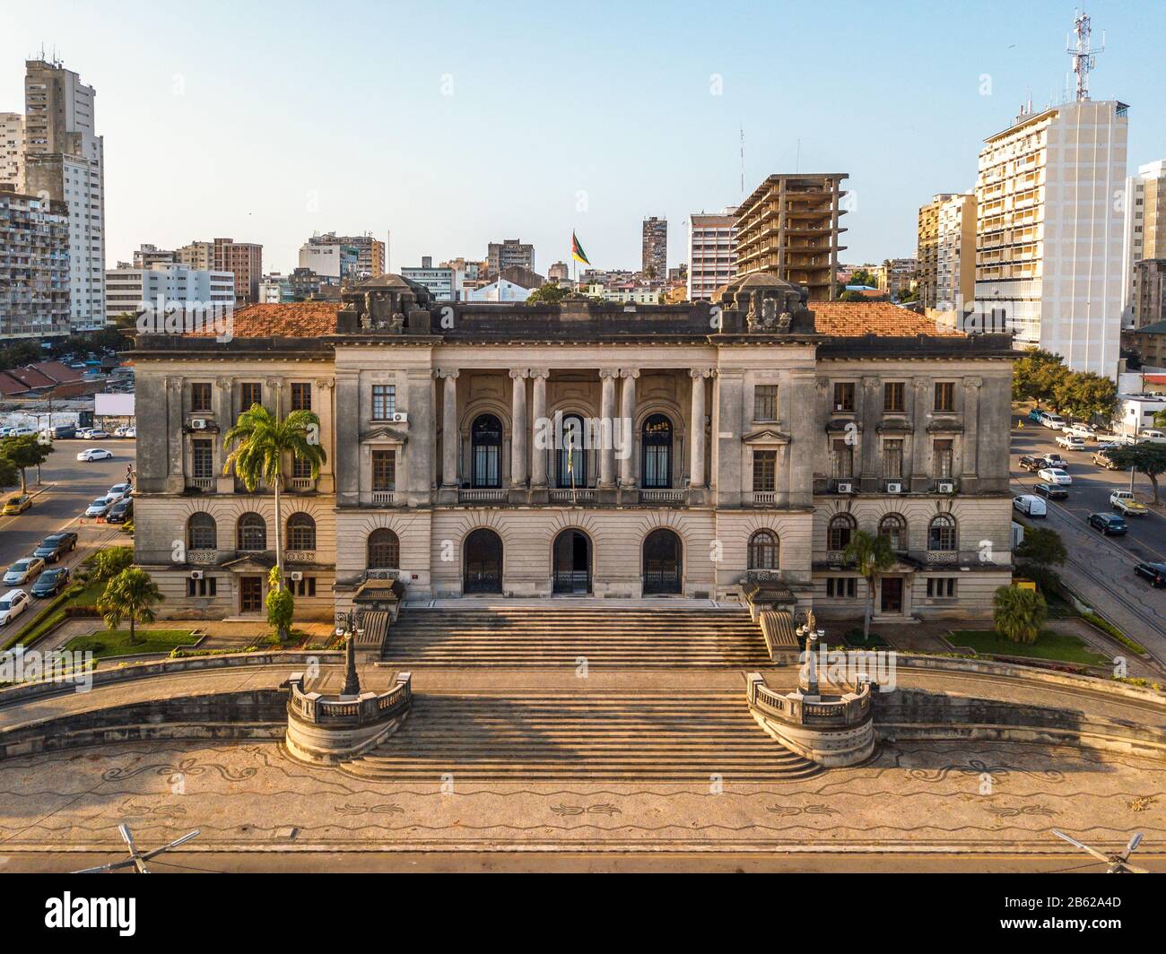 Vista aérea del ayuntamiento de Maputo al atardecer, capital de Mozambique Foto de stock