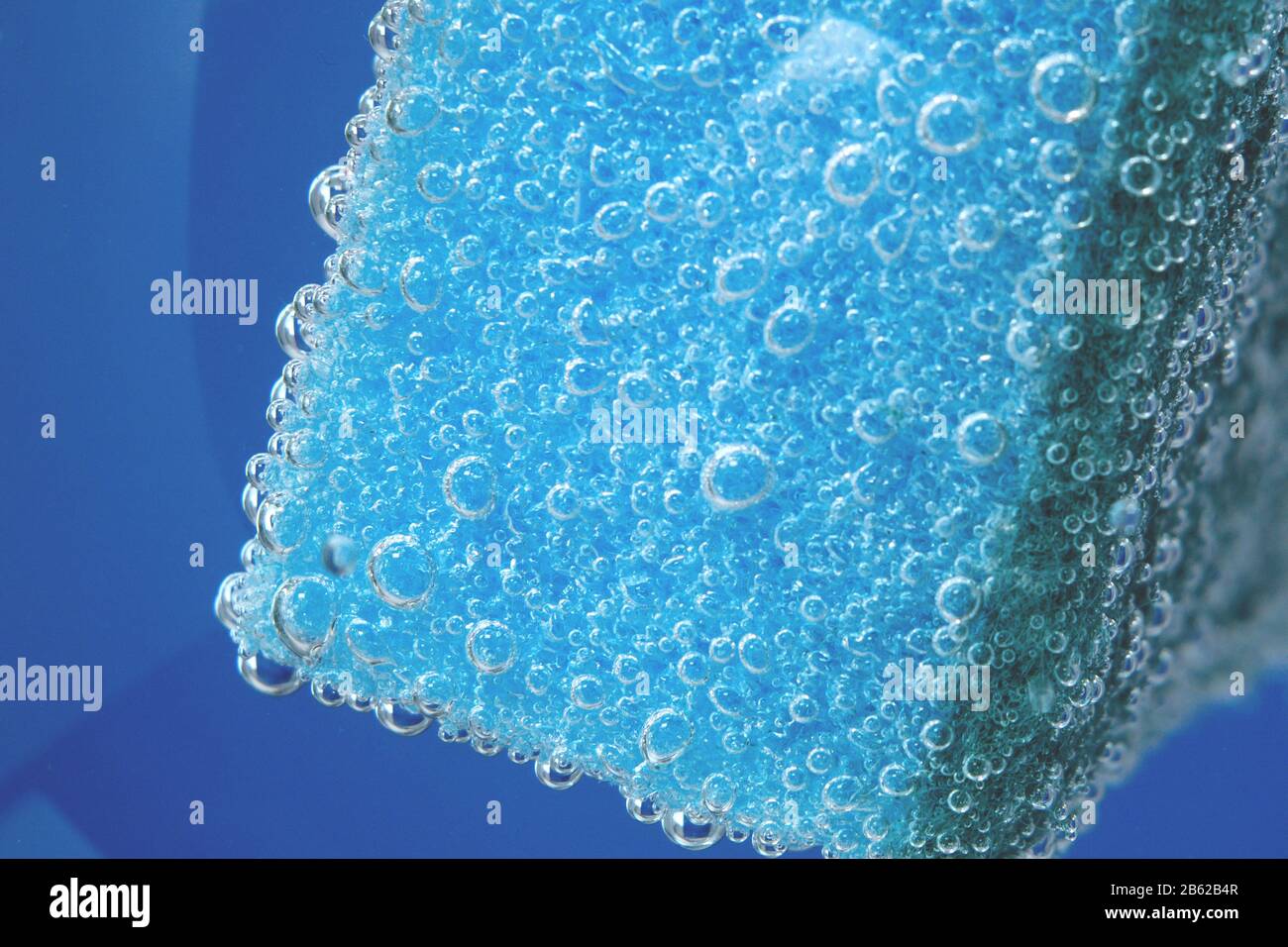 el fondo azul es una esponja para lavar platos. burbujas, bajo el agua.  esponja macro porosa Fotografía de stock - Alamy