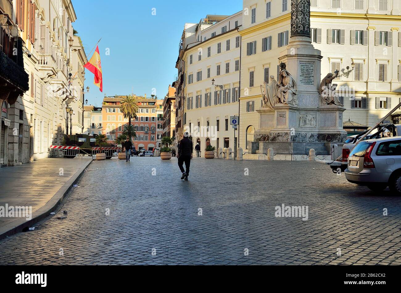 Las calles y plazas de Roma (casi vacías) a primera hora de la mañana Foto de stock