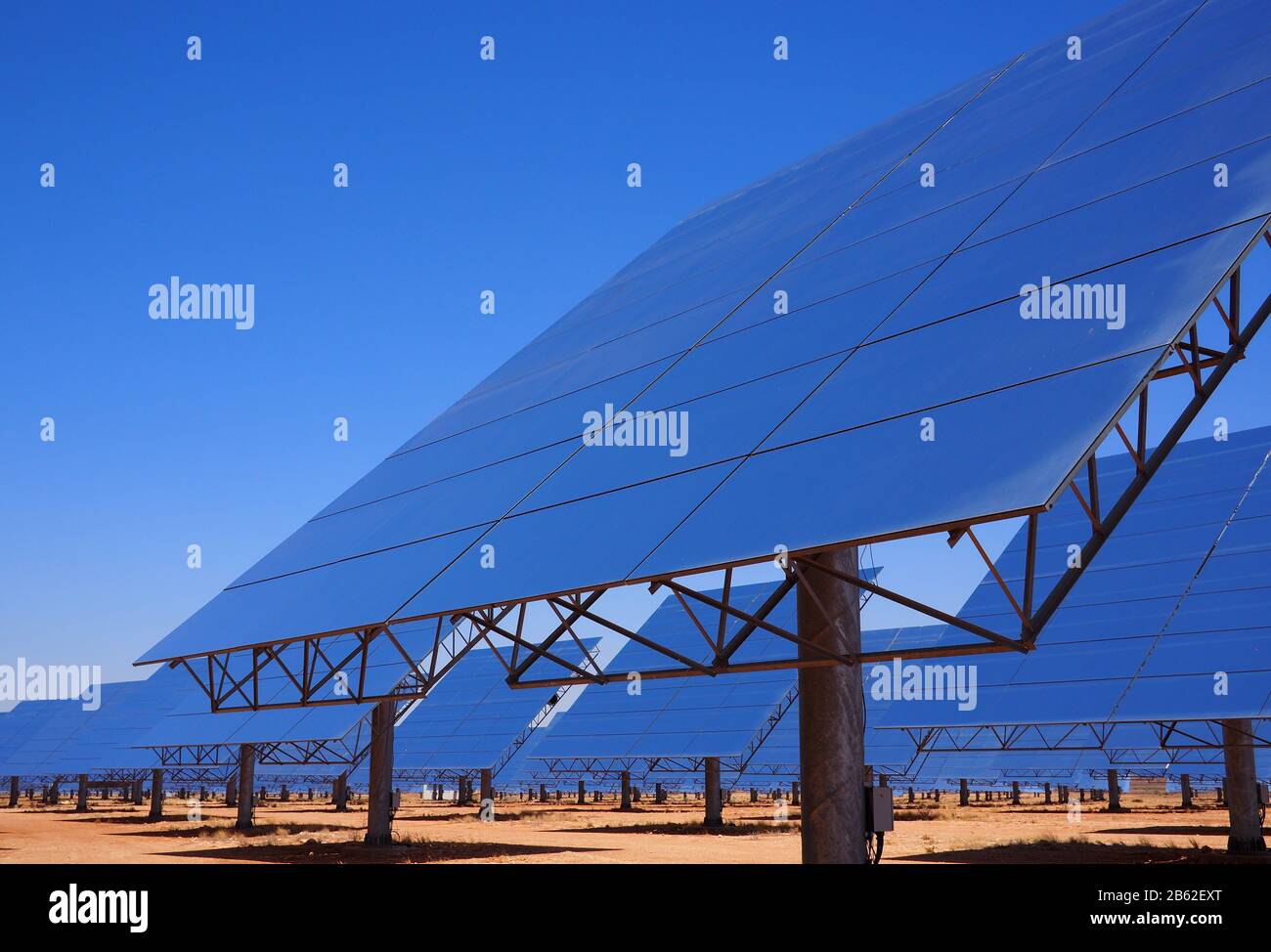 Paneles reflectantes en una central térmica solar Foto de stock
