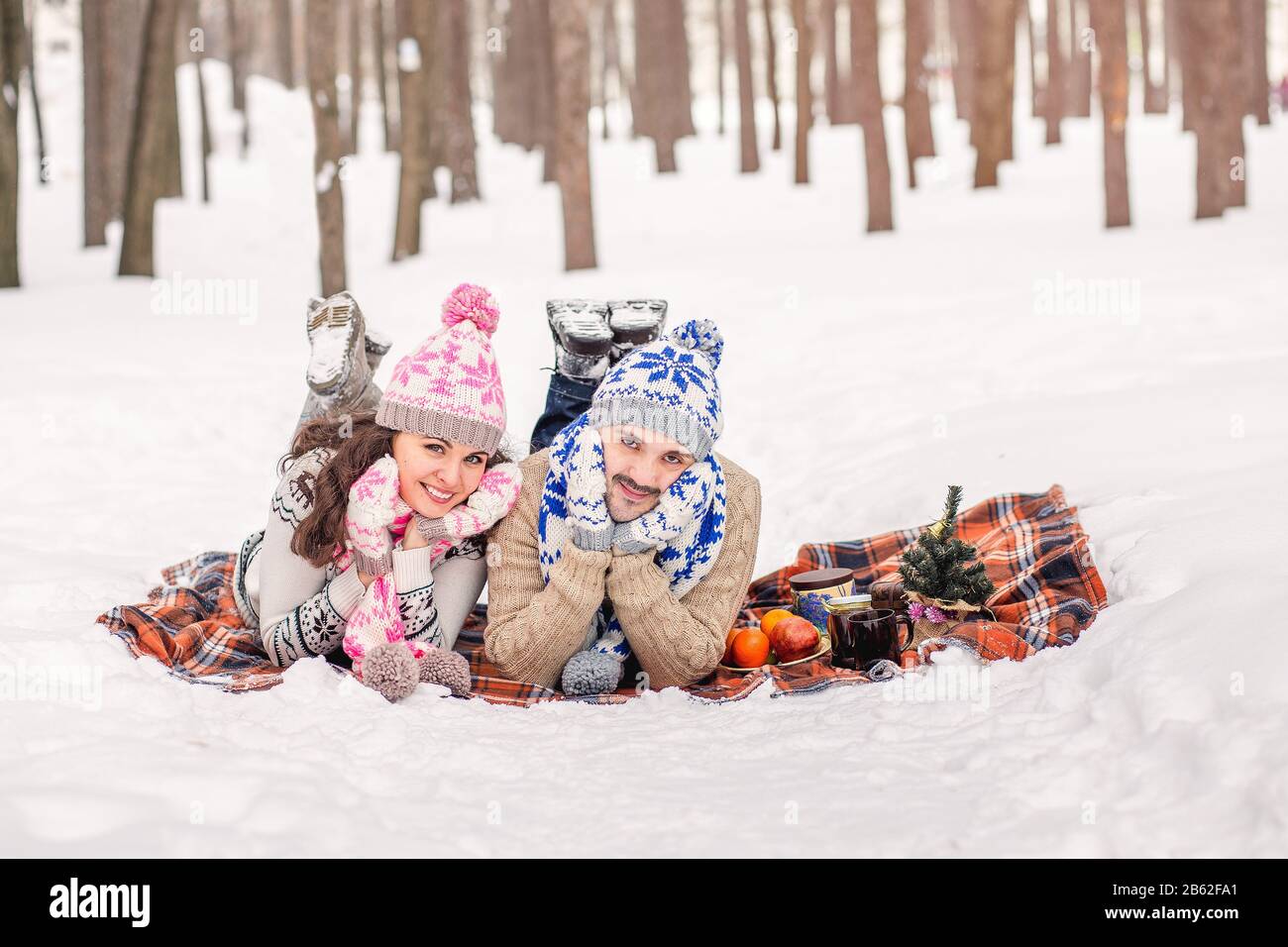Pareja joven cariñosa acostada sobre manta en Winter Park Fotografía de  stock - Alamy