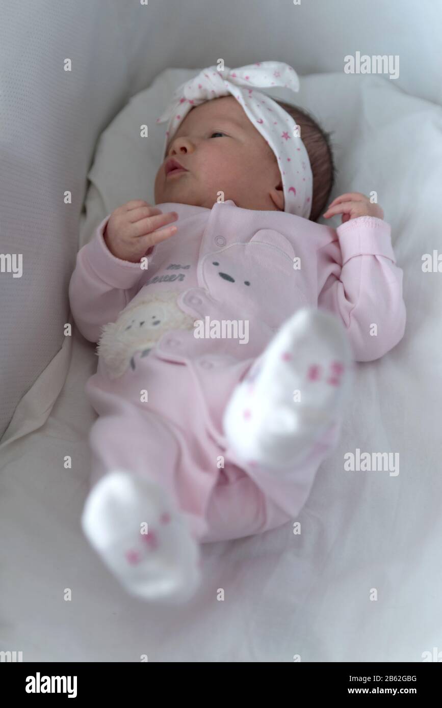 Suposiciones, suposiciones. Adivinar Sobretodo elección Bebé recién nacido niña (sólo tiene 12 días desde el nacimiento Fotografía  de stock - Alamy