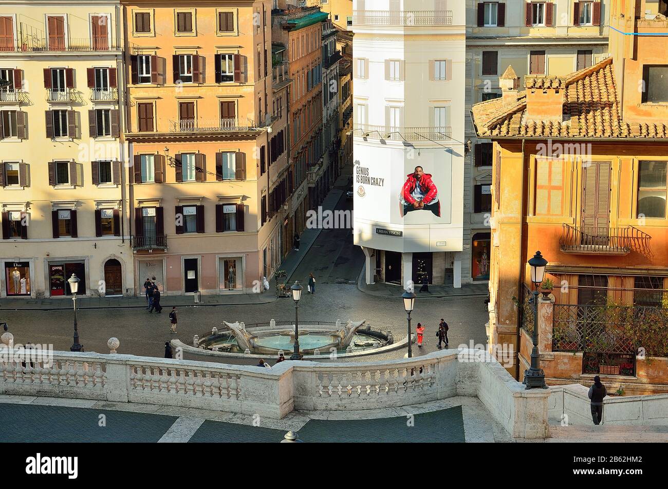 Las calles y plazas de Roma (casi vacías) a primera hora de la mañana Foto de stock