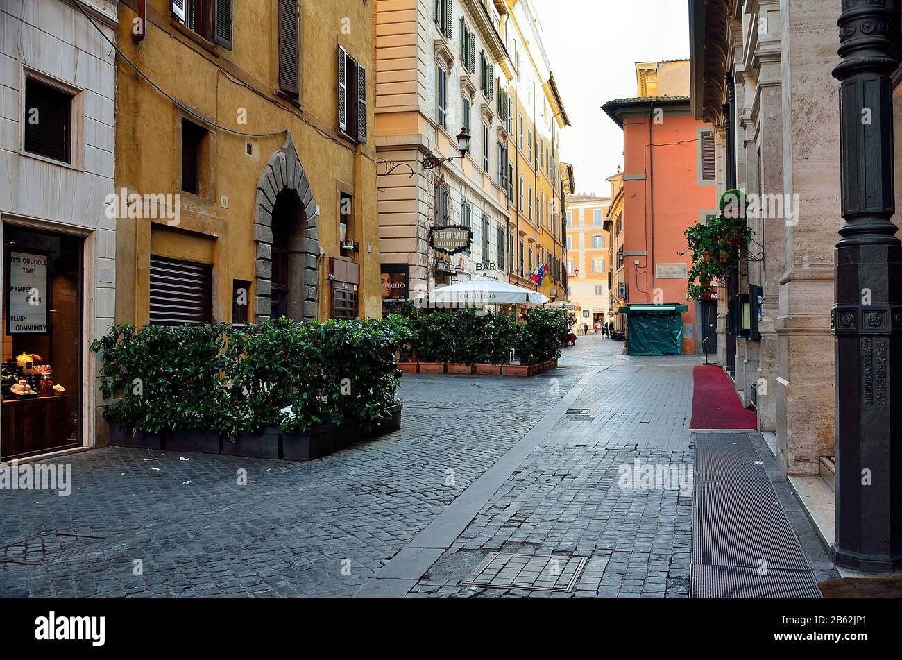 Las calles y plazas de Roma (casi vacías) a primera hora de la mañana Foto de stock