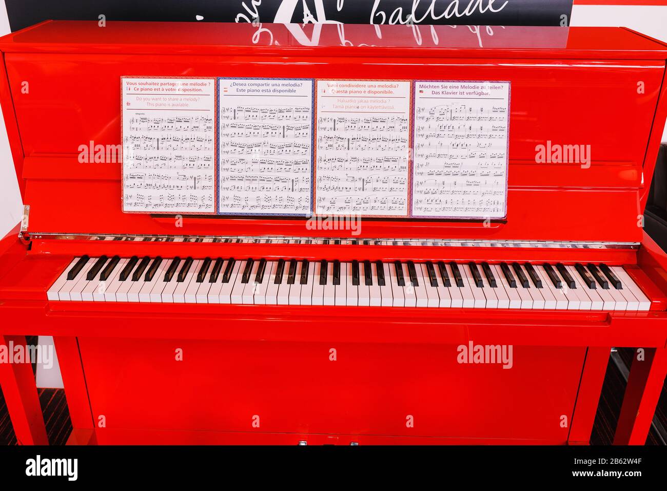 Francia PARÍS, EL AEROPUERTO DE CHARLES DE GAULLE, 17 de marzo de 2017:  Piano rojo con las teclas de cerca con notas musicales, nadie Fotografía de  stock - Alamy