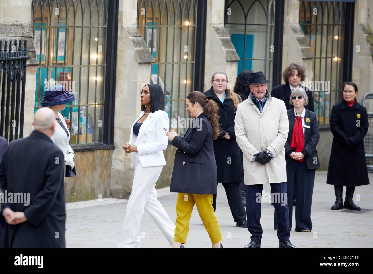 Londres, Reino Unido - 9 de marzo de 2020: La cantante Alexandra Burke (tercera a la izquierda, vestida de blanco) llega para el Servicio de día del Commonwealth en la Abadía de Westminster. Foto de stock