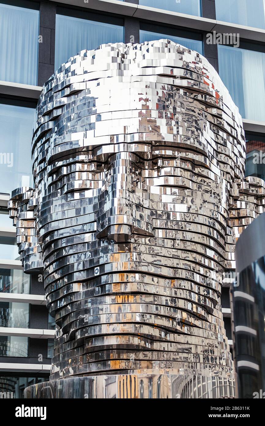 Praga, REPÚBLICA CHECA - 18 DE MARZO de 2017: Instalación de arte moderno de la cabeza de metal giratoria del escritor Franz Kafka Foto de stock