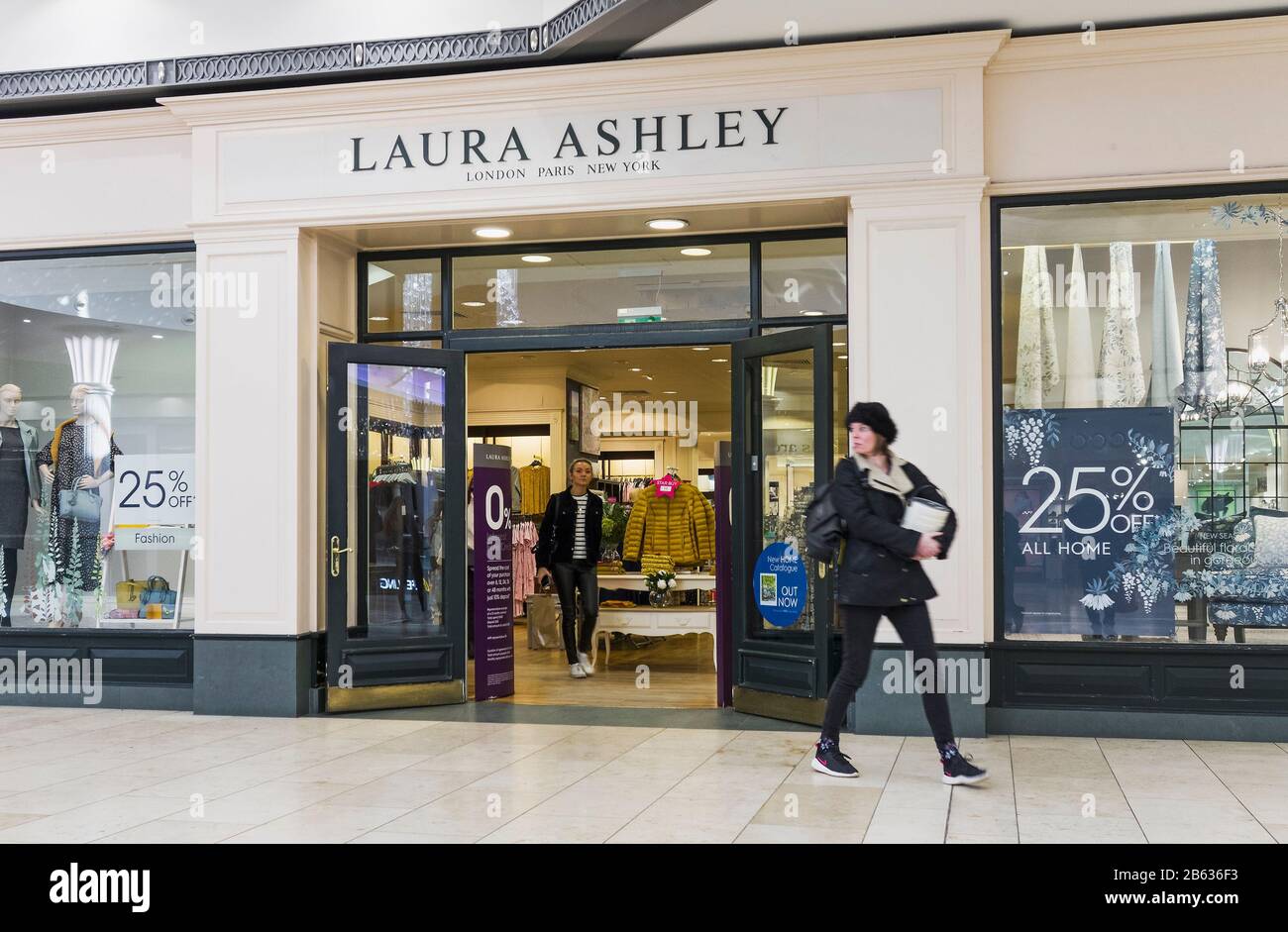 Tienda de ropa frente por Laura Ashley en un centro comercial del Reino  Unido Fotografía de stock - Alamy