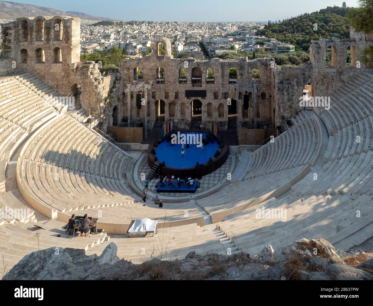 Atenas, Odeon Erode Attico, teatro griego sobre la acrópolis Foto de stock