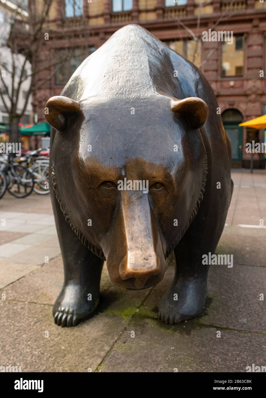 Estatua del oso fuera de la bolsa de Frankfurt frente a un toro, representando un mercado de valores oso, Frankfurt, Alemania Foto de stock