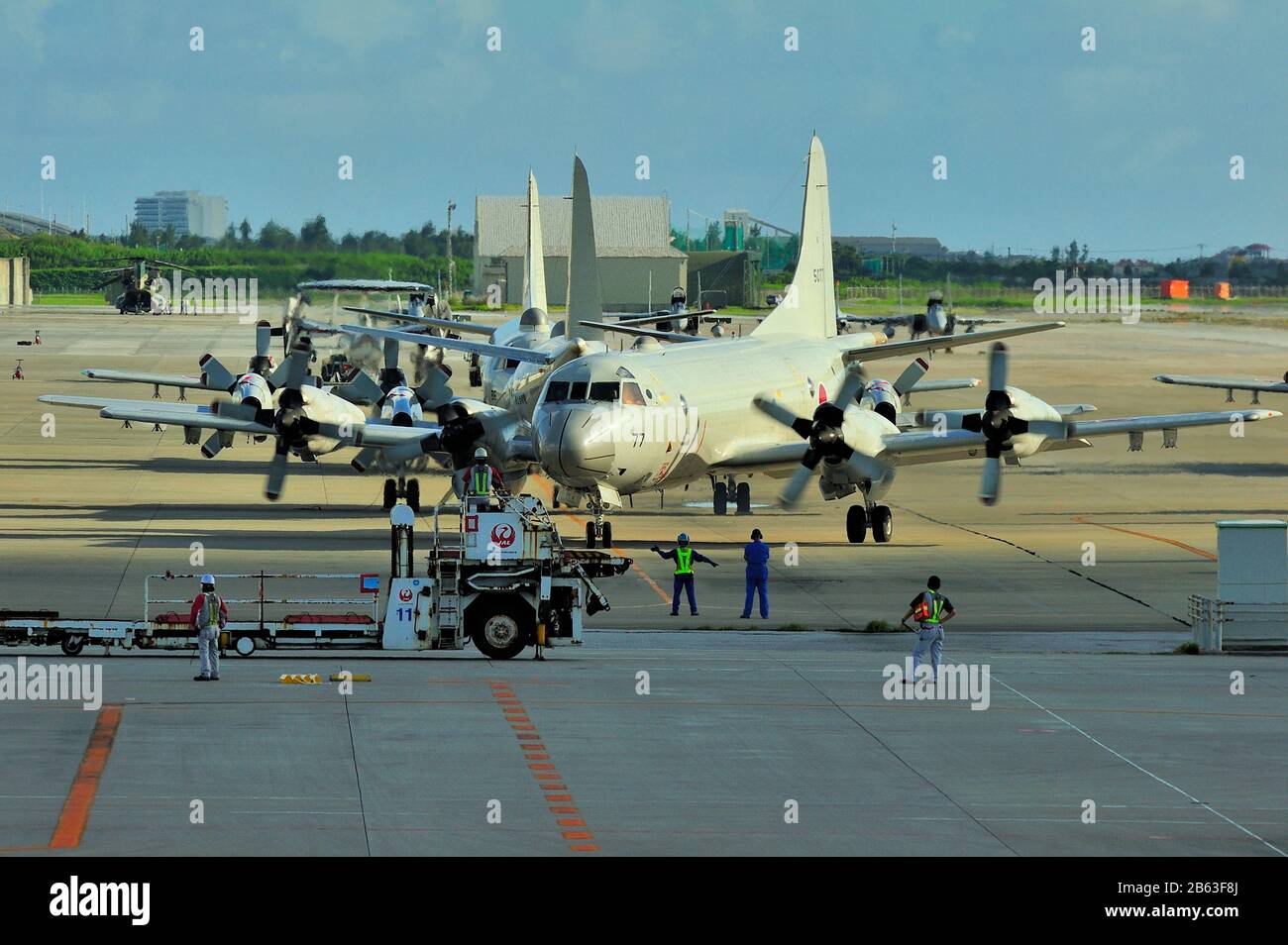 JSDF, Kawazaki P3 Surveilance Marítimo y Rescate, Stands, Naha AFB, Okinawa, Islas Ryukyu, Japón Foto de stock