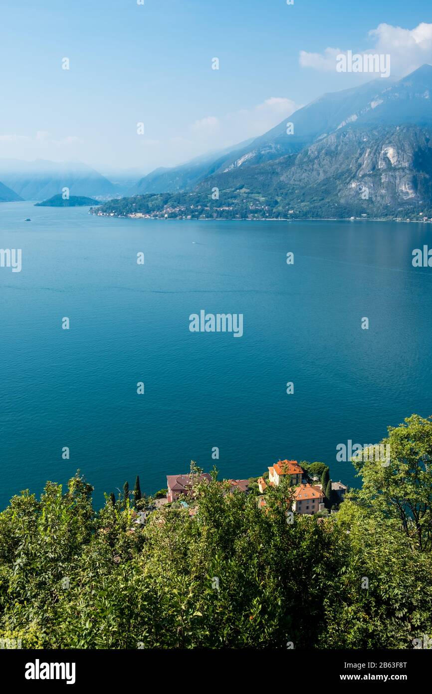 Aguas azules profundas del lago como desde lo alto de Varenna en Castello di Vezio Foto de stock