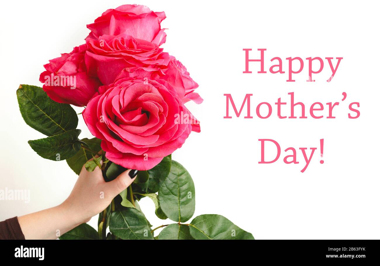 Feliz día de las madres texto sobre fondo blanco con ramo de flores de rosas  rosas en la mano femenina. Florerias, Felicitaciones por Mamá, mujeres,  madre Fotografía de stock - Alamy