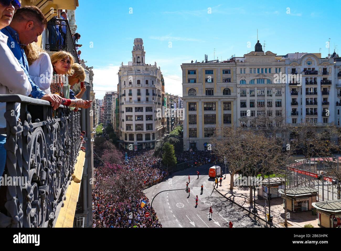 Hay muchedumbres en la Plaza del Ayuntamiento (Plaça de l'Ajuntament) esperando el tradicional espectáculo de fuegos artificiales durante el día (Mascleta) de las fallas de Valencia. Foto de stock