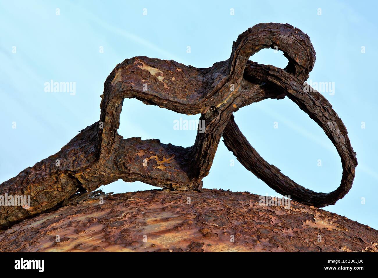 Cabeza de anclaje de metal corroído náutico, eslabón, anillo de cadena expuesto al agua salada costera. Foto de stock