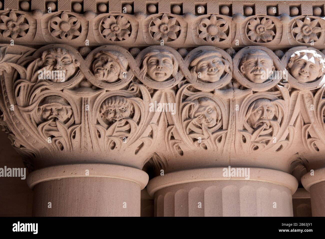 Detalle de edificio de estilo gótico - pilar de piedra Foto de stock