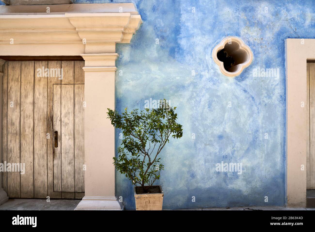 Fachada decorativa de la casa en el casco antiguo de Cartagena, Colombia Foto de stock