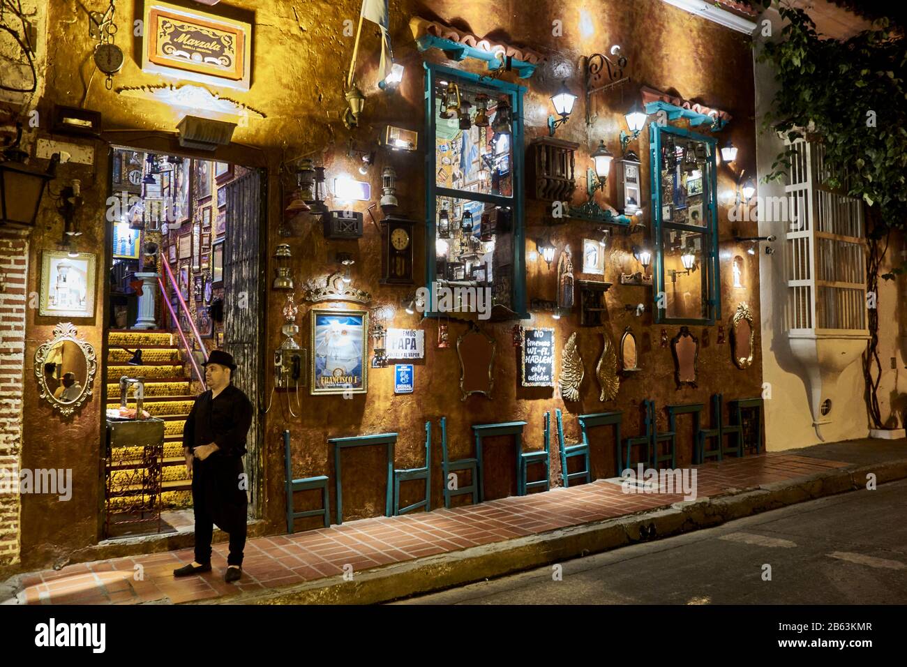 Fachada decorativa de un restaurante Cartagena por la noche, Colombia Foto de stock