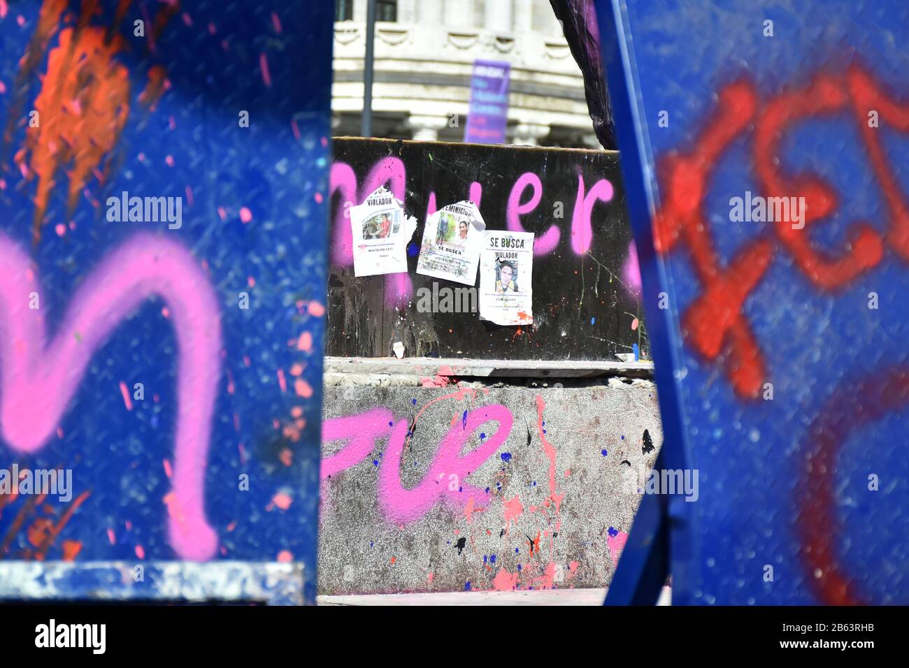 Ciudad De México, México. 9 de marzo de 2020. Las empresas, las y los monumentos históricos sufrieron graves daños con cristales rotos, puertas quemadas, graffiti de mujeres durante la marcha para