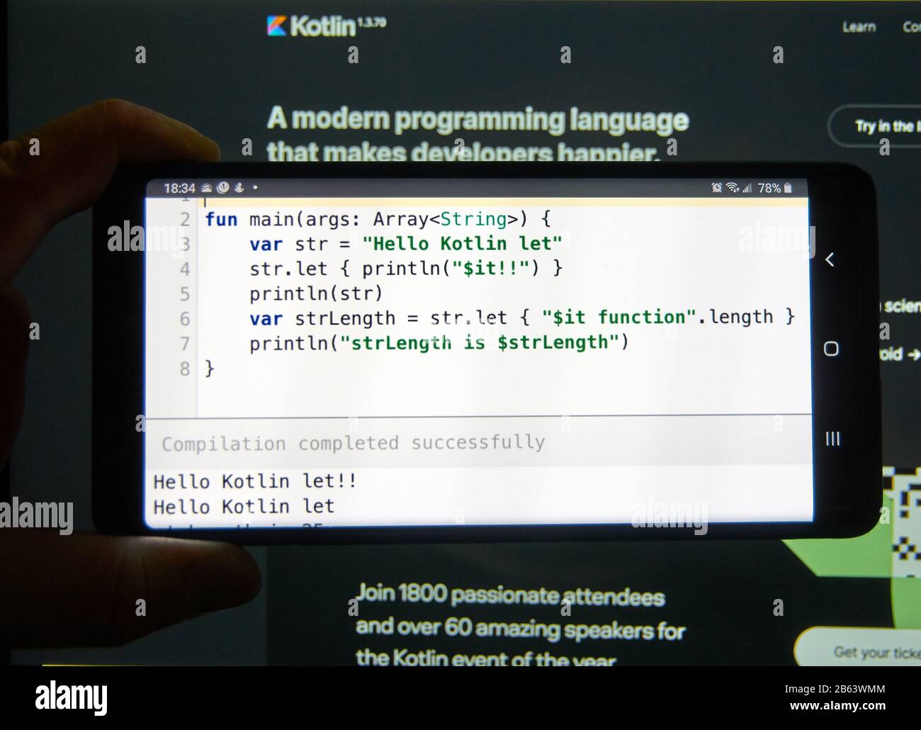 Ejemplo de código Kotlin en la pantalla de un teléfono móvil. Kotlin es un popular lenguaje de programación multiplataforma, con tipo estático y de uso general Foto de stock