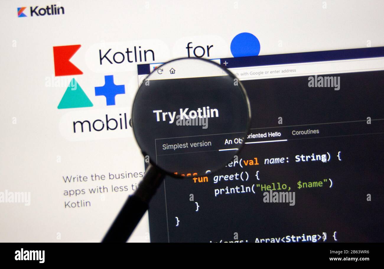 Montreal, Canadá - 08 de marzo de 2020: Kotlin ejemplo de código, sitio y logotipo bajo lupa. Kotlin es una moderna y popular multiplataforma, estáticamente ty Foto de stock