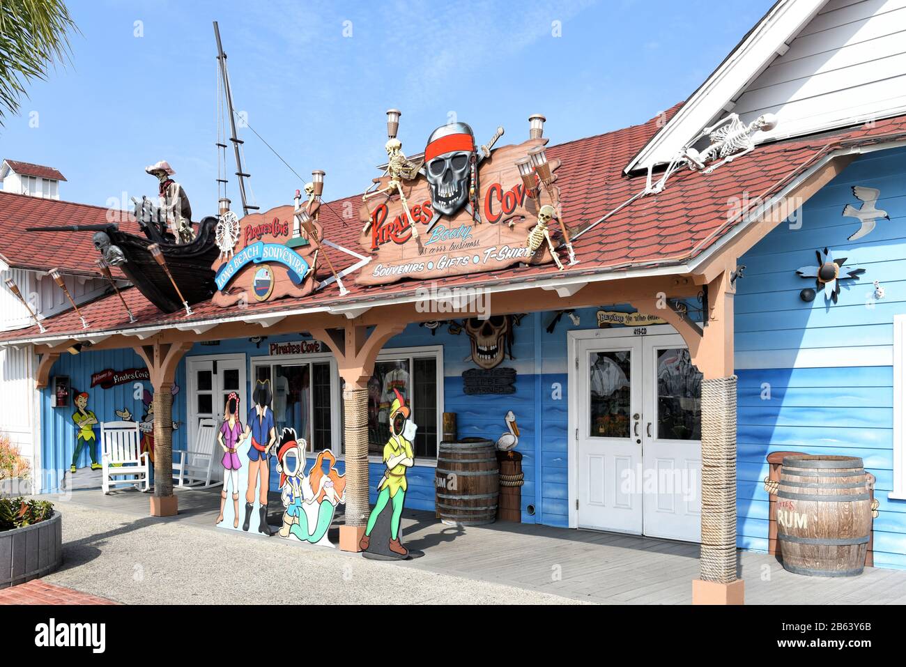 Long BEACH, CALIFORNIA - 06 MAR 2020: Pirates Cove Long Beach souvenirs en Shoreline Village. Foto de stock