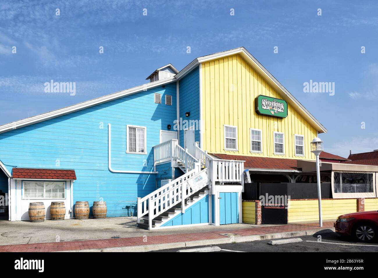 Long BEACH, CALIFORNIA - 06 MAR 2020: Pub irlandés shenanigans y parrilla en Shoreline Village. Foto de stock