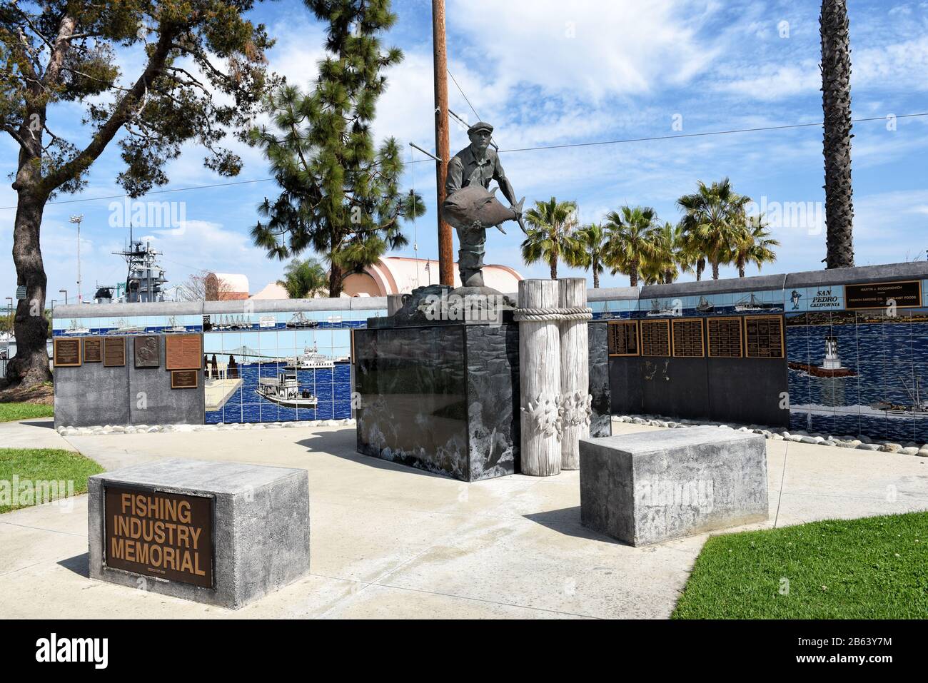 San PEDRO, CALIFORNIA - 06 MAR 2020: Monumento a la Industria Pesquera en el Parque John S. Gibson rinde homenaje a los hombres y mujeres valientes que desafiaron el Mar. Foto de stock