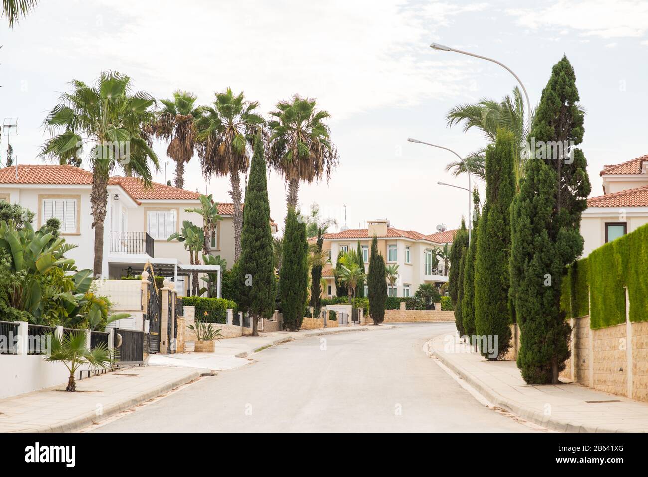 Protaras. Chipre - 5 de octubre de 2018: Calle con Villas y Cipreses en Protaras. Foto de stock