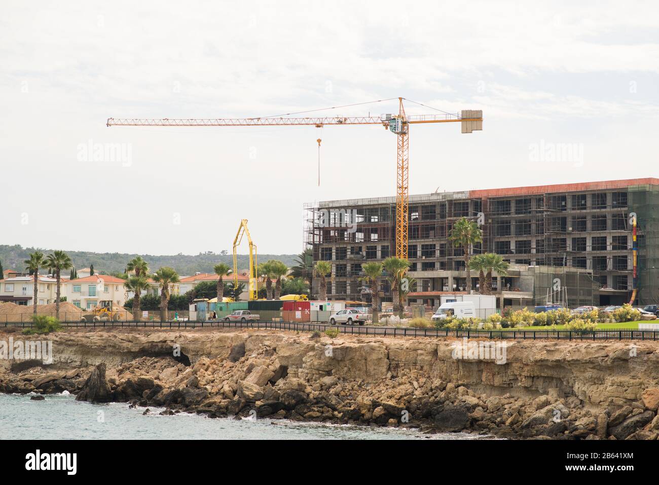 Protaras. Chipre - 5 De Octubre De 2018: Construcción Del Hotel En La Costa Mediterránea. Chipre. Foto de stock