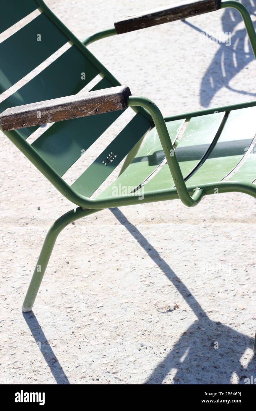 Silla clásica de hierro verde en el jardín de París, Francia. Sillas al aire libre para Relajarse. Concepto De Viaje. Foto de stock