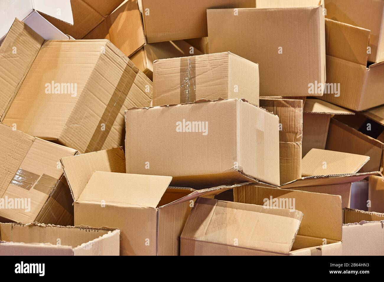 Varias cajas de listas para ser recicladas. sostenible Fotografía stock - Alamy