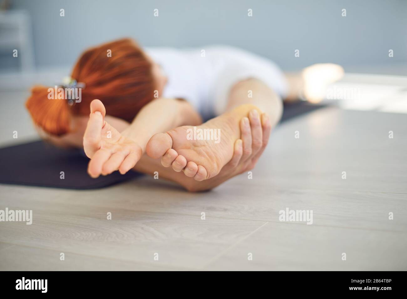 Yoga chica. El concepto de un estilo de vida activo de deportes vida deportes fitness yoga pilates meditación relajación gimnasio. Foto de stock
