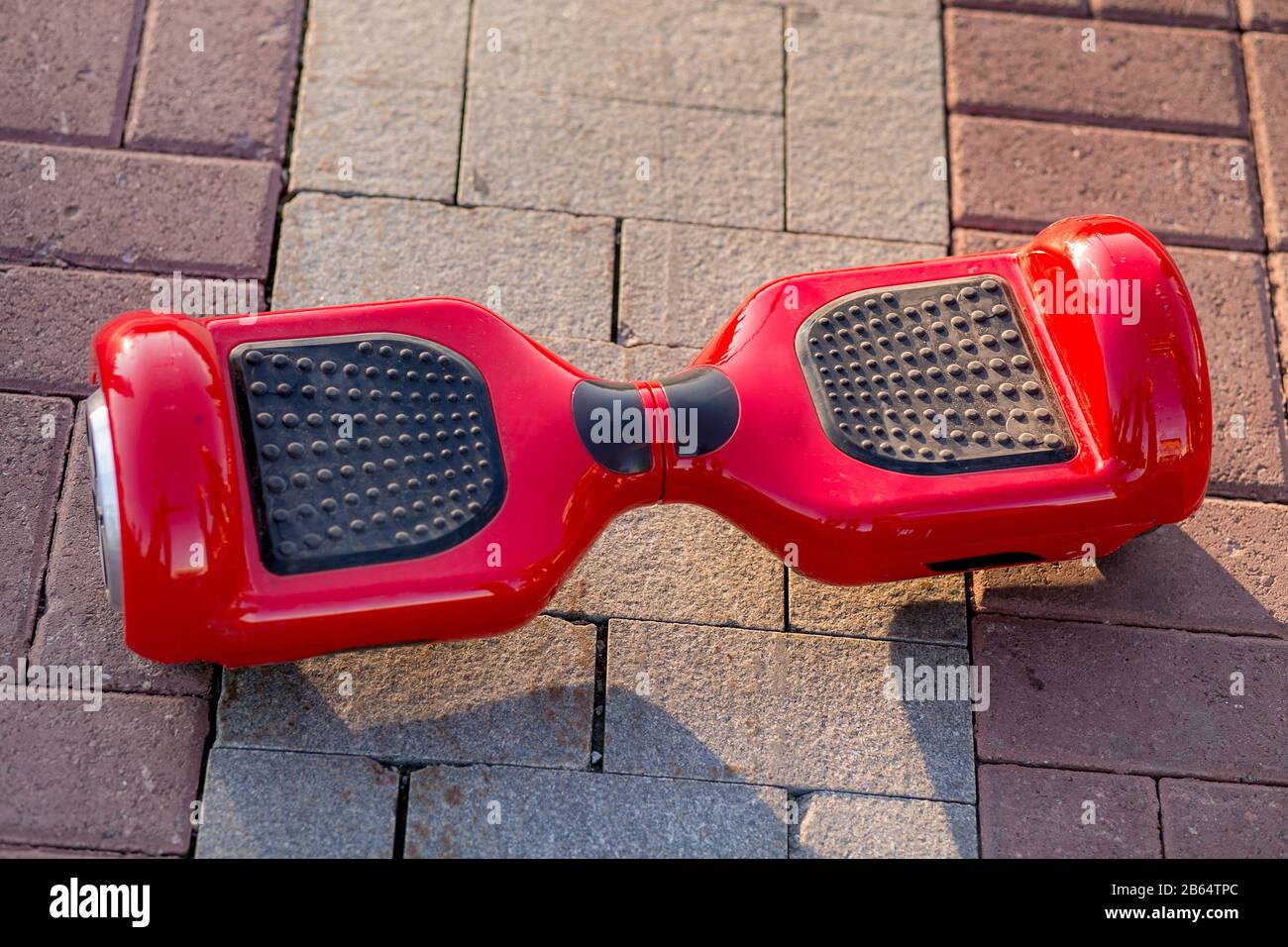 Red Electric mini moto de mesa en carretera en el parque Fotografía de  stock - Alamy