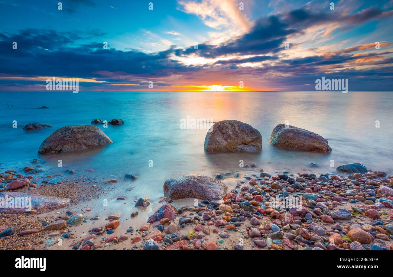 Preciosa orilla del mar al amanecer o al atardecer. La larga exposición paisaje. Mar Báltico cerca de Gdynia, en Polonia. Foto de stock