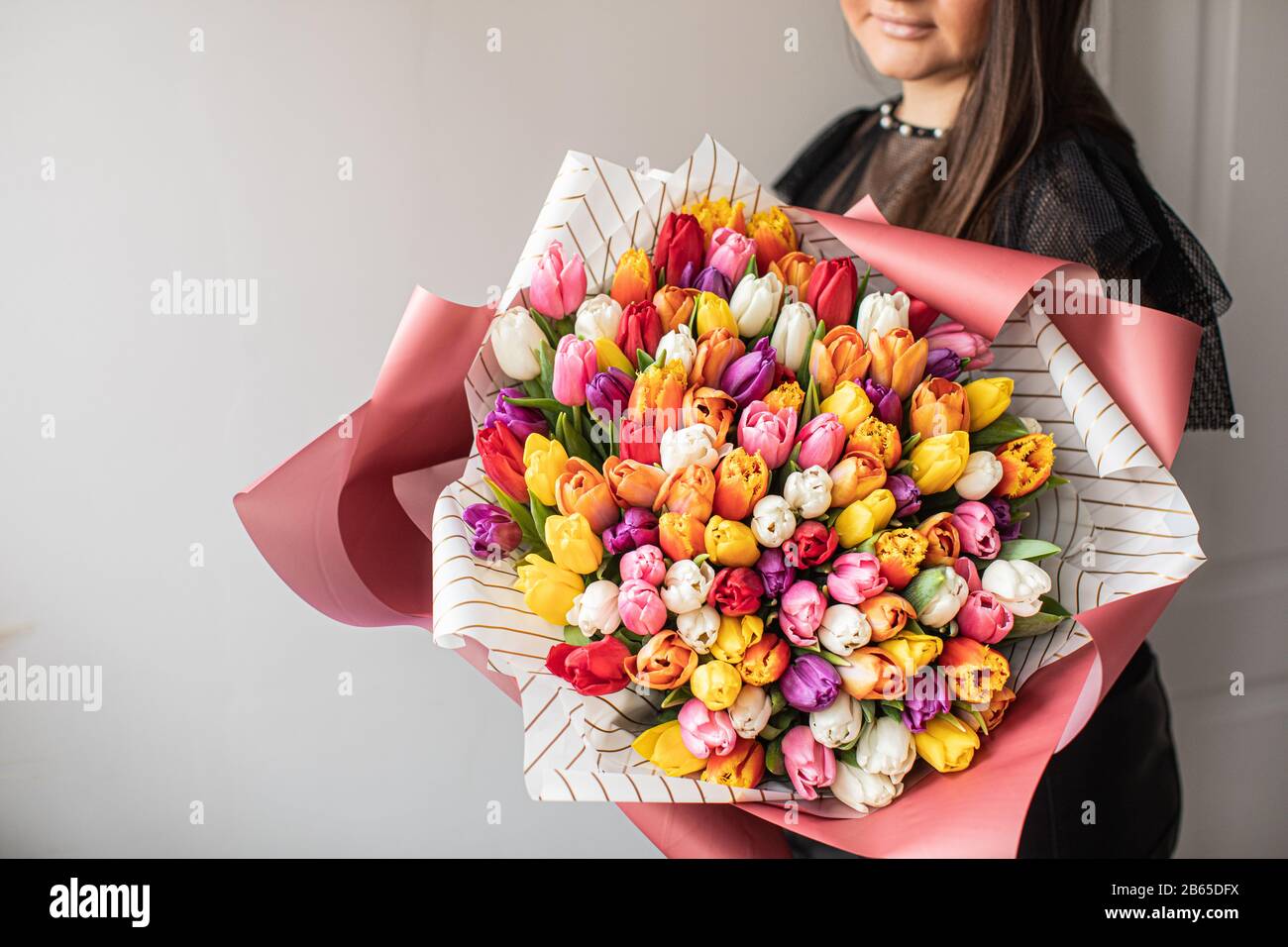 Primer plano Gran hermoso ramo de tulipanes mixtos. Fondo de flores y papel  tapiz. Concepto de tienda floral . Hermoso ramo de corte fresco. Entrega de  flores Fotografía de stock - Alamy