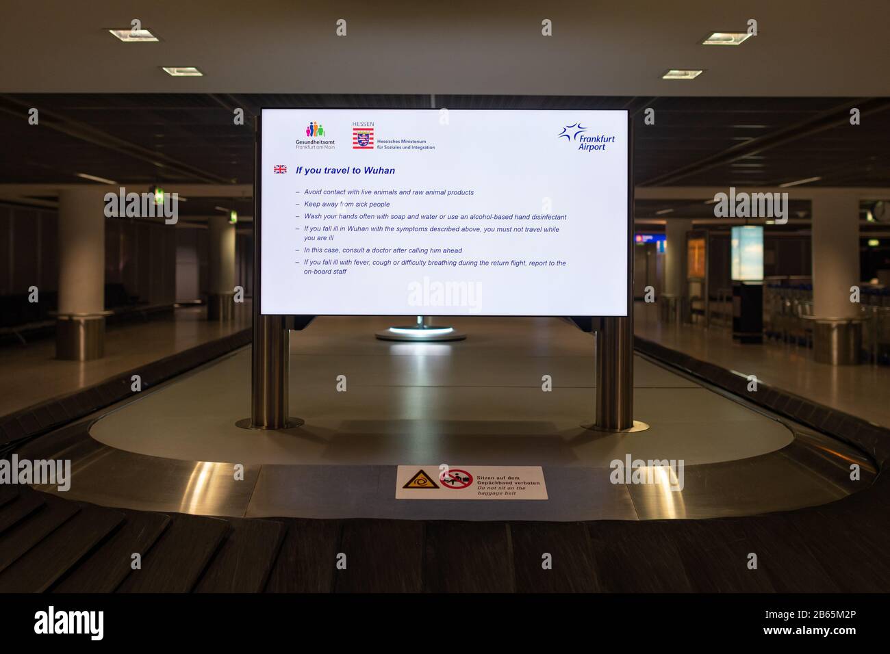 Información sobre el coronavirus en relación con los viajes de ida y vuelta a Wuhan, China, en el aeropuerto de Frankfurt, Alemania Foto de stock