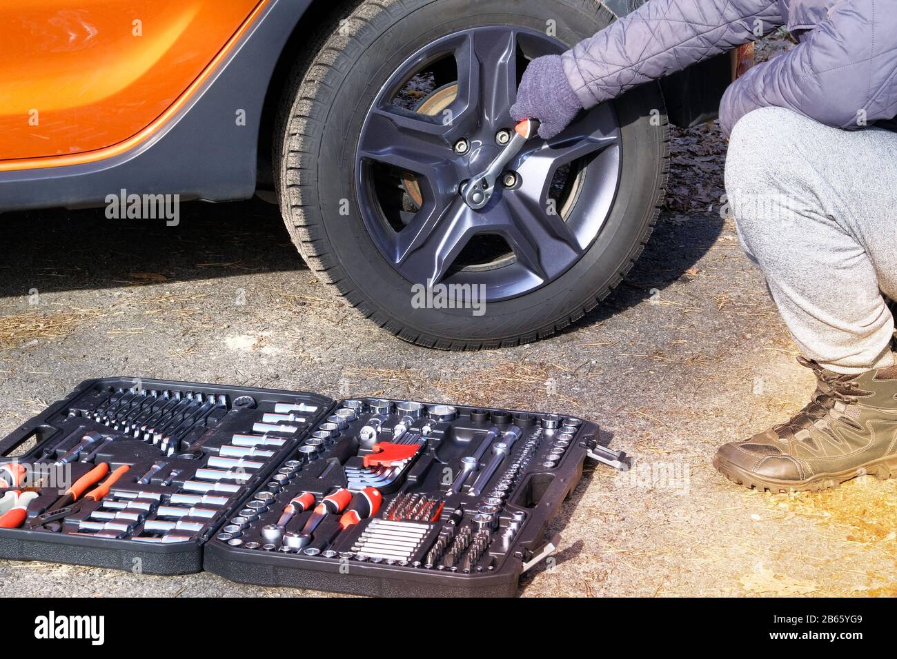 Auto kit de herramientas mecánicas profesional coche mecánico juego de  automoción herramienta de llaves herramientas cromadas sobre fondo de  madera Fotografía de stock - Alamy