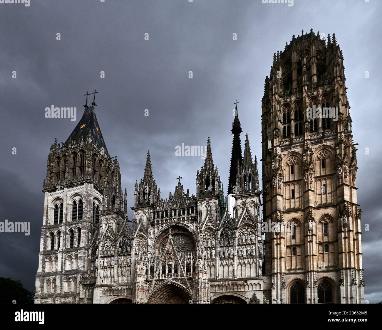 La catedral de Rouen, conocida como Notre-Dame de l'Assomption de Rouen, es una iglesia católica romana, la magnifique cathédrale gothique de Rouen a la plus haute flèche d’église de France et une richesse d’art, d’histoire et de détails architecturaux Foto de stock