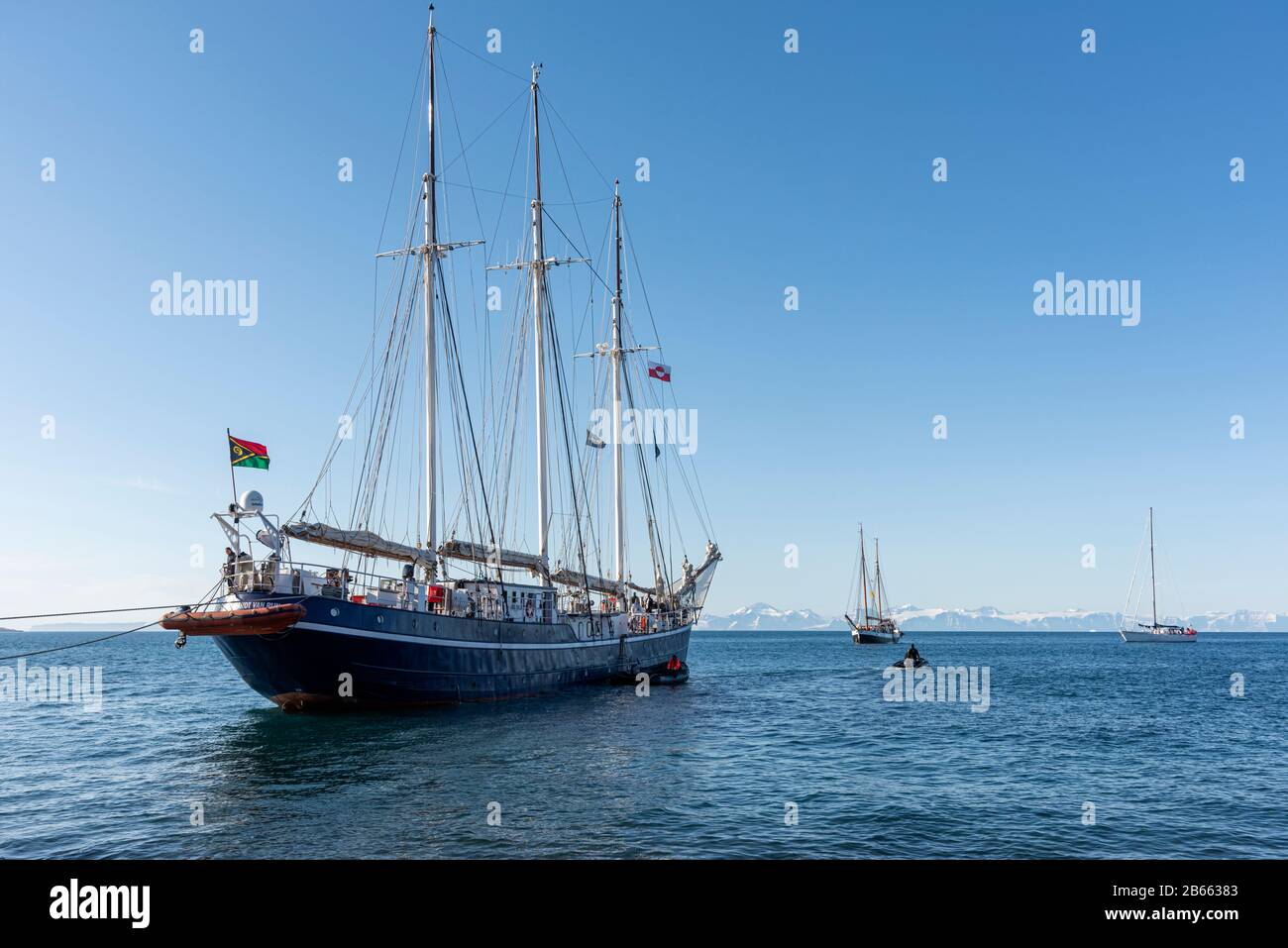 El velero Rembrandt van Rijn amarró en Ittoqqortoormiit en Scoresby Sound, Groenlandia oriental Foto de stock